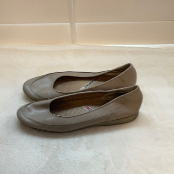 Tan Flats with Rounded Toe and Low-Cut Vamp - Picture 4 of 7